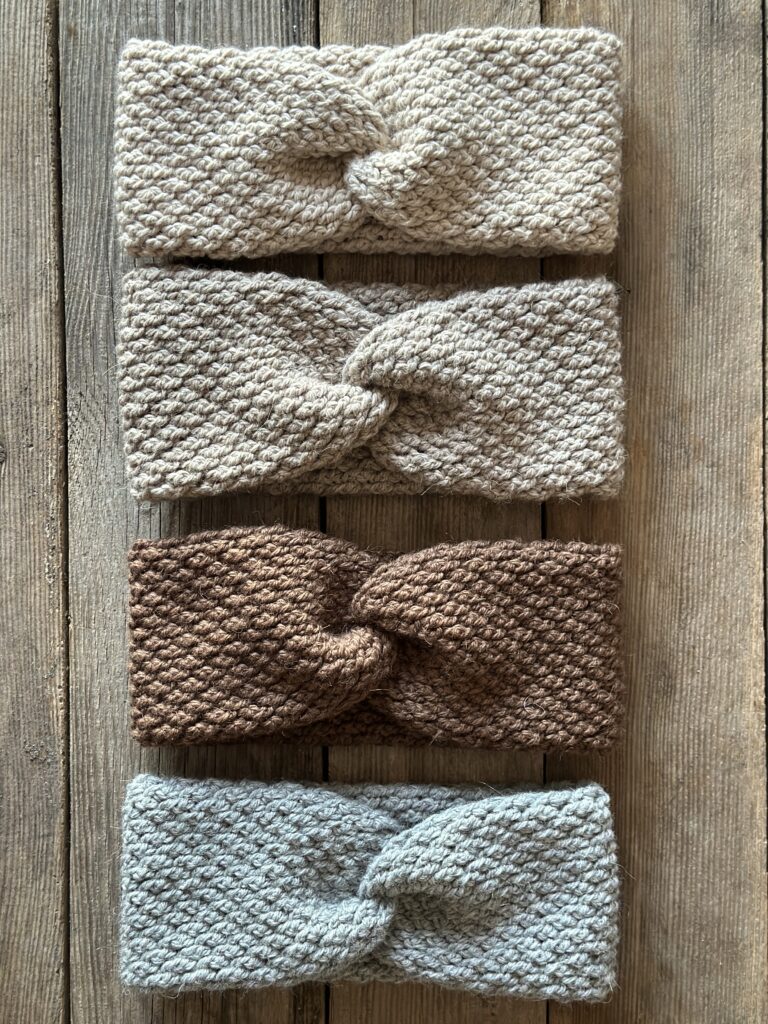 wełniane podwójne opaski na głowę. wykonane z włóczki mieszanki wełny i alpaki. Włóczka nie gryzie, nie drapie. jest bardzo miła w dotyku i bardzo ciepła. chroni przed zimnem i wiatrem. do wyboru są 4 kolory - jasny beż, beż, szary i czekoladowy.