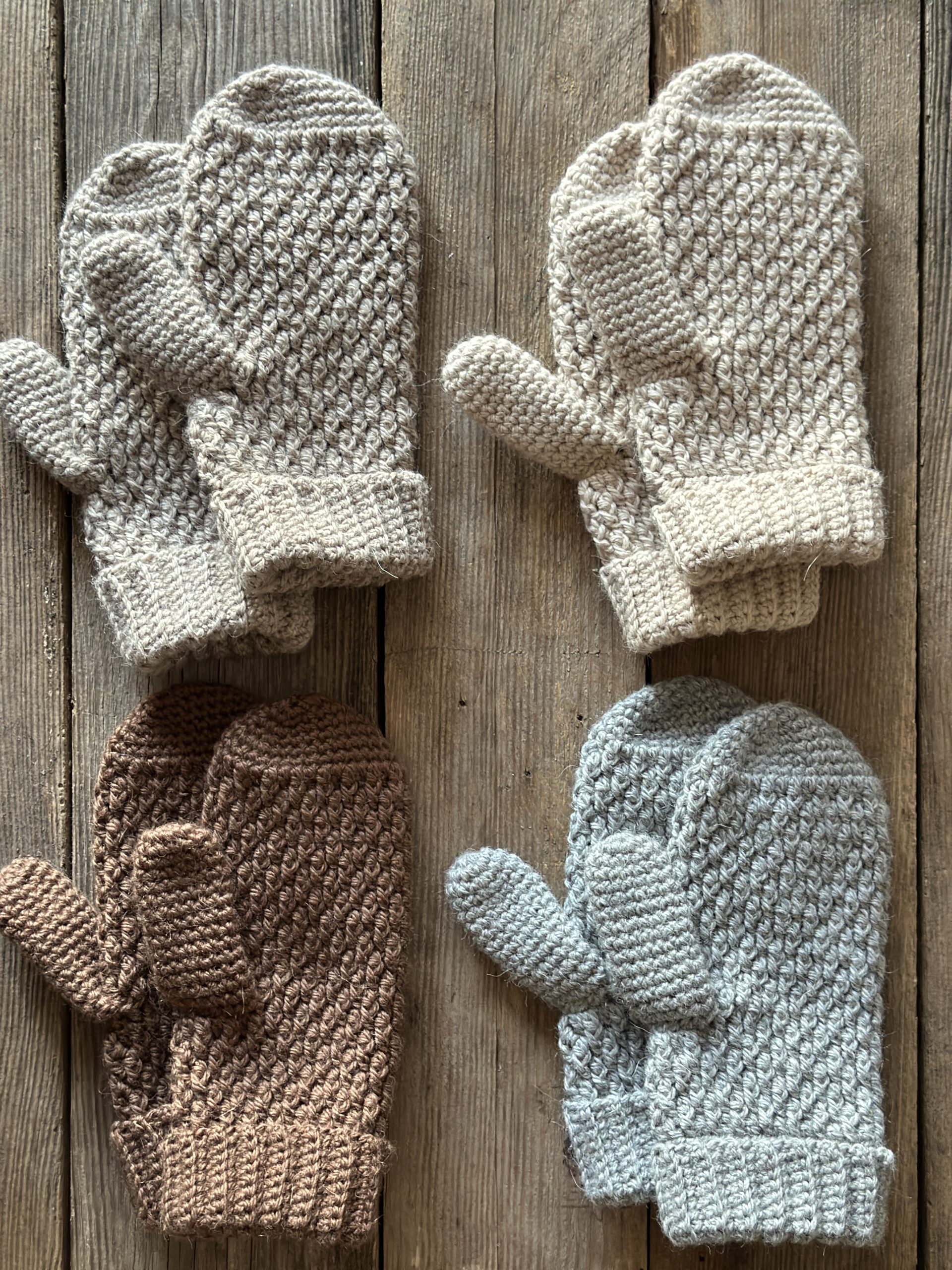 wełniane rękawiczki wykonane na szydełku, dostępne w różnych odcieniach, jasny beż, beż, szary, czekoladowy. Rękawiczki są jednopalczaste, mają na dole ściągacz, który można wywinąć. są wykonane z włóczki mieszanki wełny z alpaką. Są ciepłe i miłe w dotyku, nie gryzą