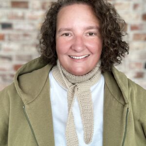 szalik długi ale wąski, dziergany na szydełku. wykonany z przędzy, która jest mieszanką wełny i alpaki. nie gryzie i nie drapie. kolor to jasny, ciepły beż. Szalik można wiązać na kilka sposobów, jego długość to około 1,5 metra.