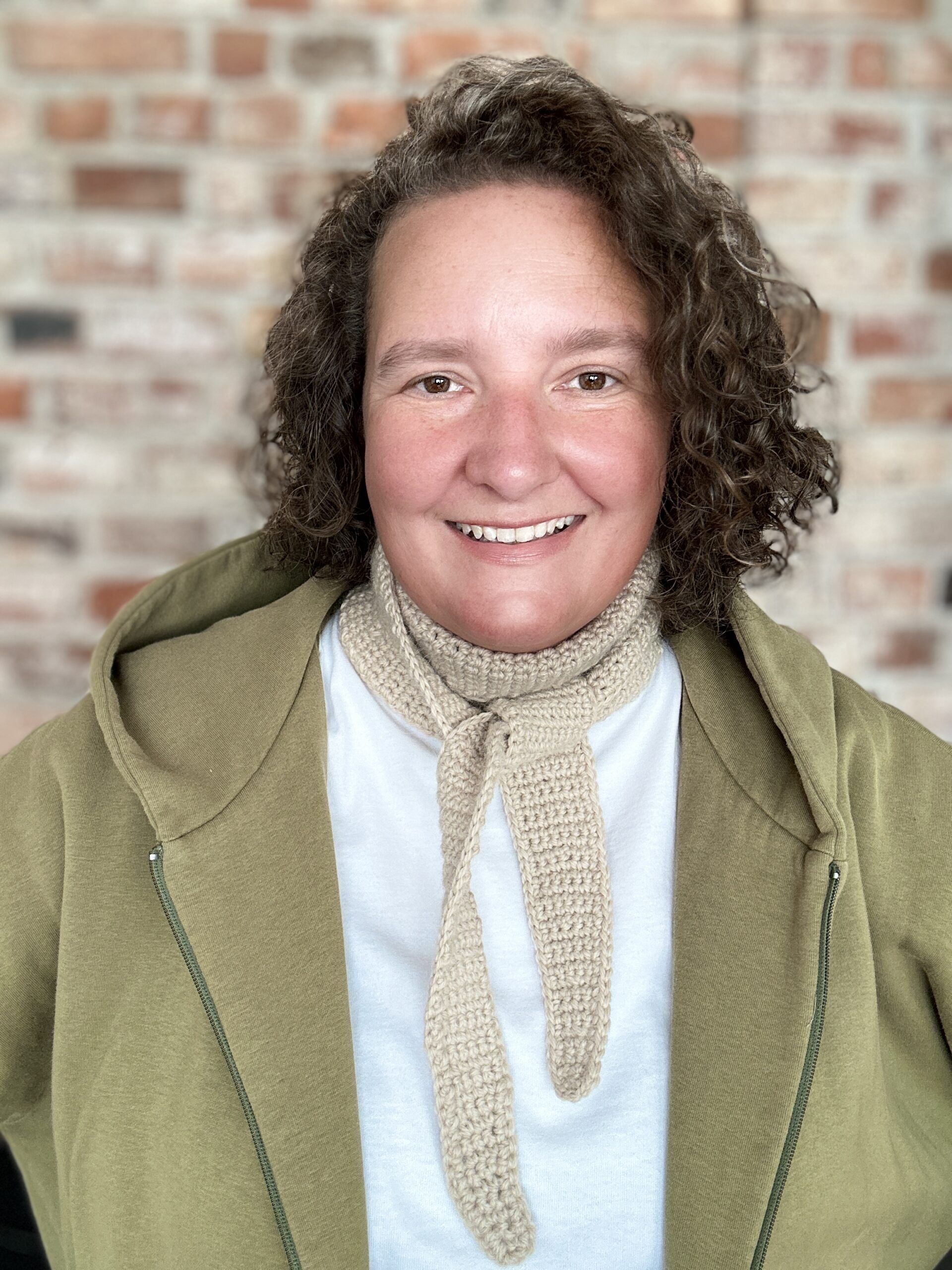 szalik długi ale wąski, dziergany na szydełku. wykonany z przędzy, która jest mieszanką wełny i alpaki. nie gryzie i nie drapie. kolor to jasny, ciepły beż. Szalik można wiązać na kilka sposobów, jego długość to około 1,5 metra.