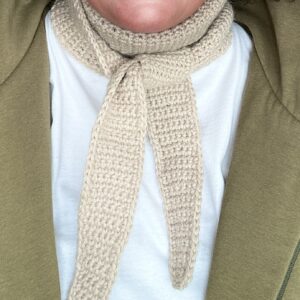 szalik długi ale wąski, dziergany na szydełku. wykonany z przędzy, która jest mieszanką wełny i alpaki. nie gryzie i nie drapie. kolor to jasny, ciepły beż. Szalik można wiązać na kilka sposobów, jego długość to około 1,5 metra.