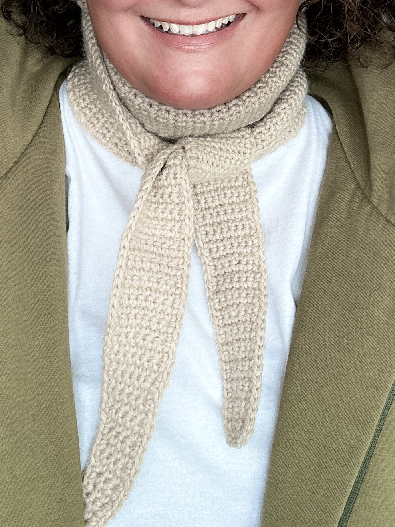 szalik długi ale wąski, dziergany na szydełku. wykonany z przędzy, która jest mieszanką wełny i alpaki. nie gryzie i nie drapie. kolor to jasny, ciepły beż. Szalik można wiązać na kilka sposobów, jego długość to około 1,5 metra.