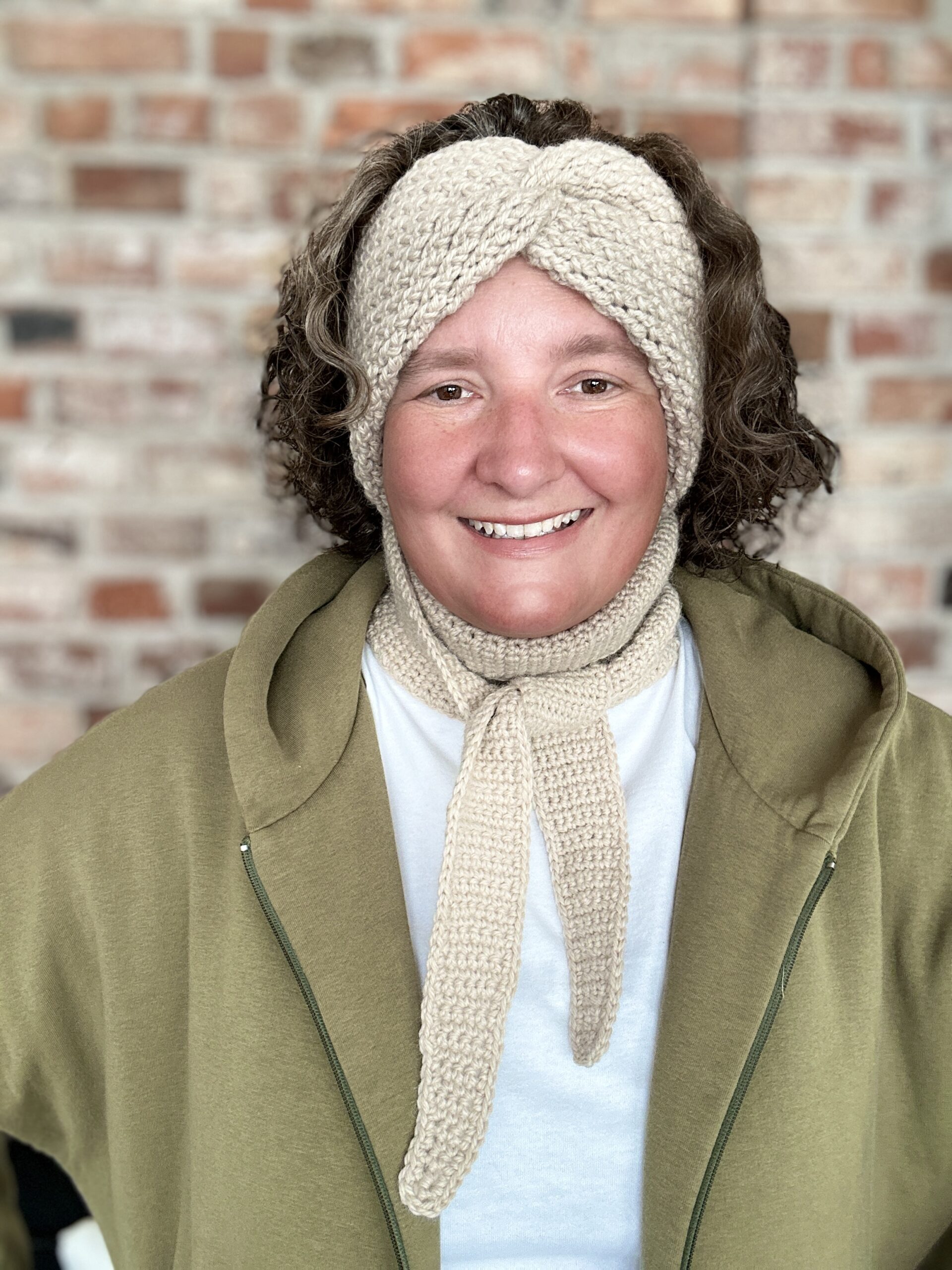 szalik długi ale wąski, bandana, ziergany na szydełku. wykonany z przędzy, która jest mieszanką wełny i alpaki. nie gryzie i nie drapie. kolor to jasny, ciepły beż. Szalik można wiązać na kilka sposobów, jego długość to około 1,5 metra.