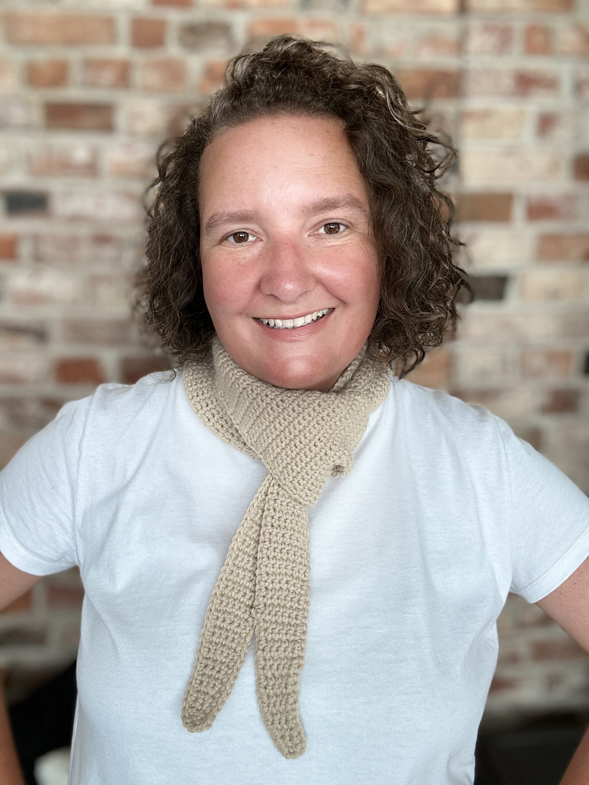 szalik długi ale wąski, dziergany na szydełku. wykonany z przędzy, która jest mieszanką wełny i alpaki. nie gryzie i nie drapie. kolor to jasny, ciepły beż. Szalik można wiązać na kilka sposobów, jego długość to około 1,5 metra.