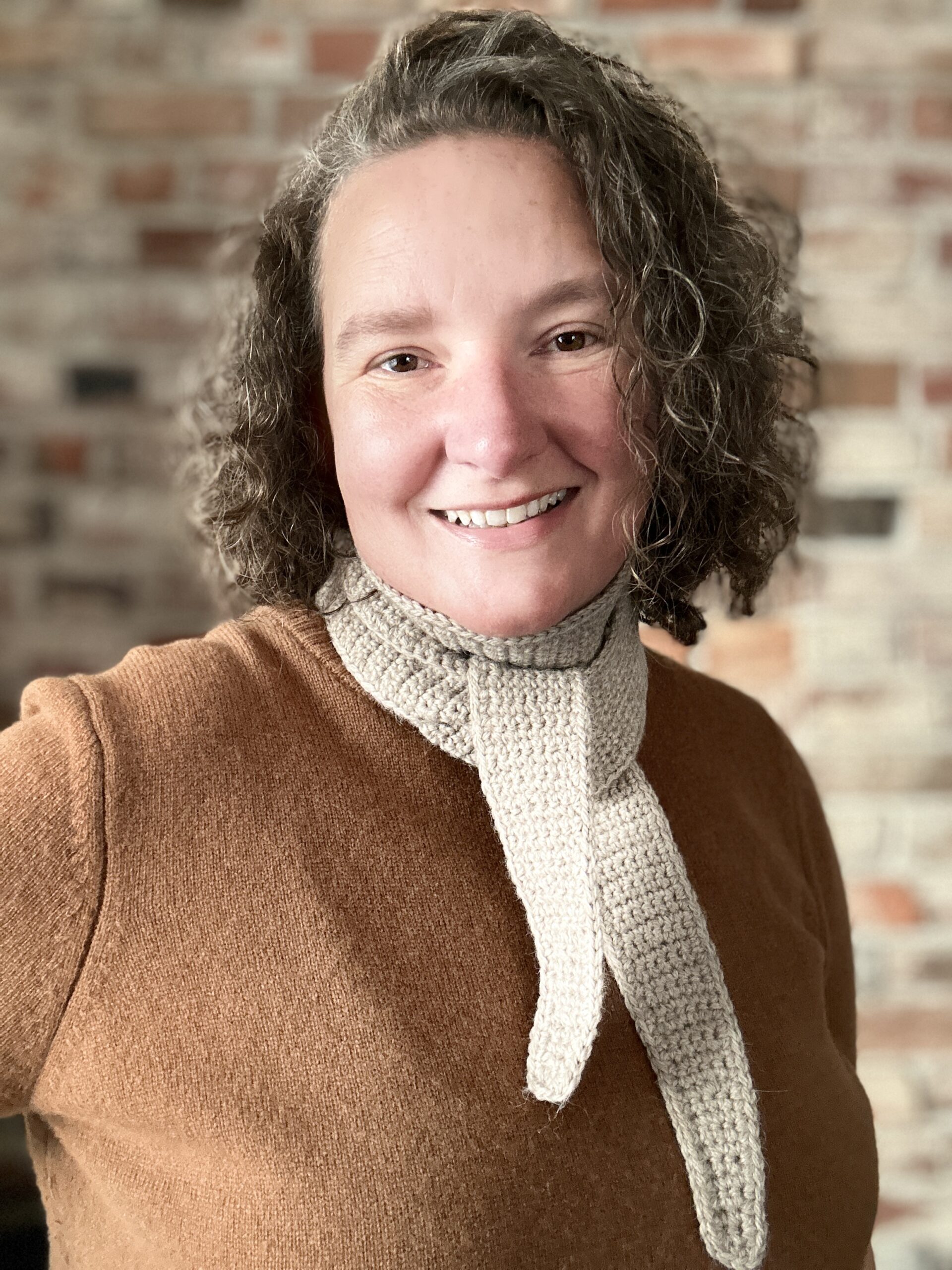 szydełkowy mini szalik. długi na półtora metra, ale wąski, zwężany na końcach. wykonany z włóczki będącej mieszanką wełny i alpaki. nie gryzie, nie drapie. kolor beżowy. idealny do jesiennych i zimowych stylizacji. możliwość wiązania na kilka sposobów. bardzo ciepły.