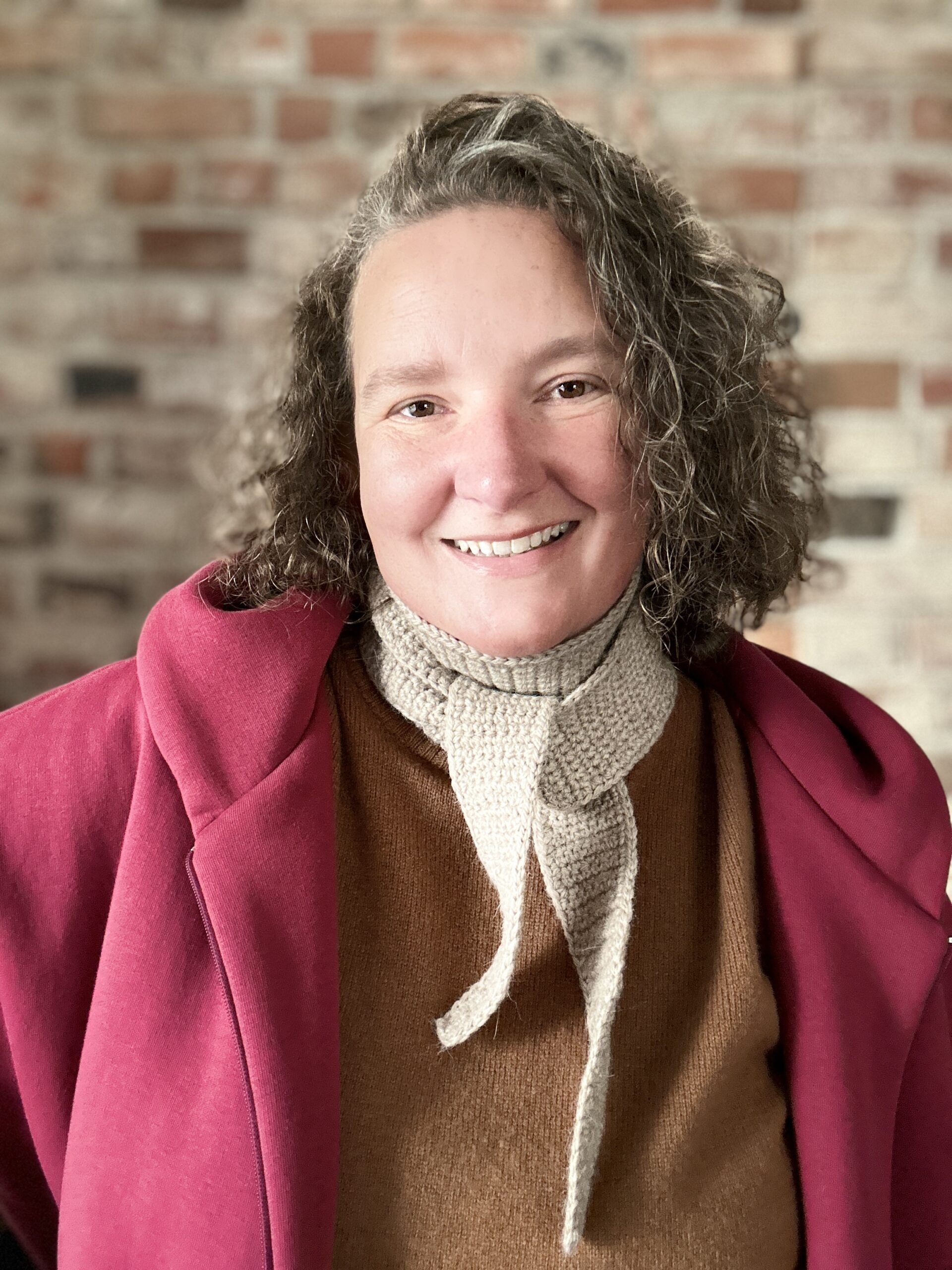 szydełkowy mini szalik. bandana, długi na półtora metra, ale wąski, zwężany na końcach. wykonany z włóczki będącej mieszanką wełny i alpaki. nie gryzie, nie drapie. kolor beżowy. idealny do jesiennych i zimowych stylizacji. możliwość wiązania na kilka sposobów. bardzo ciepły.