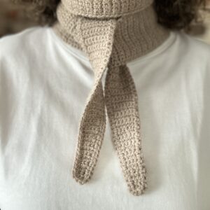 szydełkowy mini szalik. długi na półtora metra, ale wąski, zwężany na końcach. wykonany z włóczki będącej mieszanką wełny i alpaki. nie gryzie, nie drapie. kolor beżowy. idealny do jesiennych i zimowych stylizacji. możliwość wiązania na kilka sposobów. bardzo ciepły.