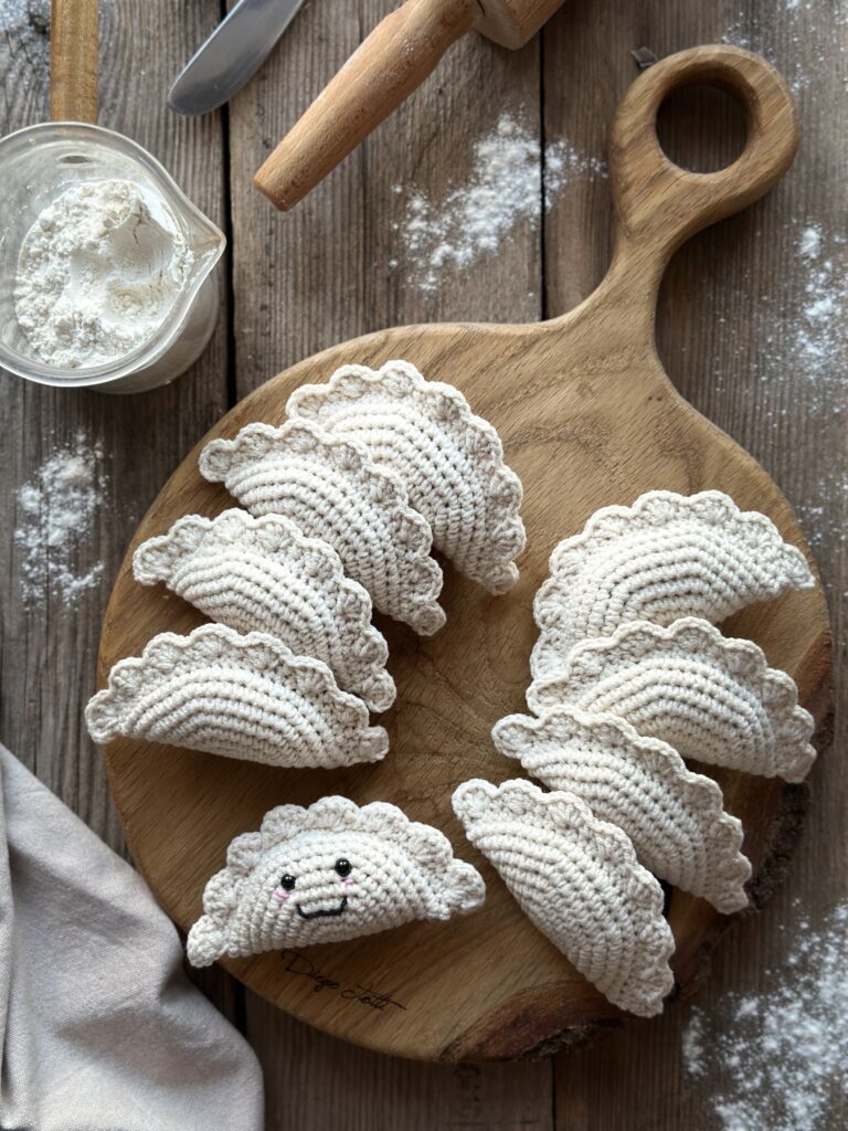 szydełkowy brelok pieróg ręcznie robiony. wykonany z miękkiej włóczki z dołączonym kółkiem i karabińczykiem. ma wyszyty uśmiech i bezpiecznie oczka. unikalny dodatek do plecaka, torebki, kluczy.