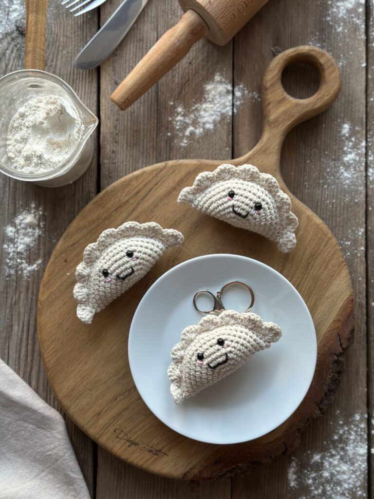 szydełkowy brelok pieróg ręcznie robiony. wykonany z miękkiej włóczki z dołączonym kółkiem i karabińczykiem. ma wyszyty uśmiech i bezpiecznie oczka. unikalny dodatek do plecaka, torebki, kluczy.