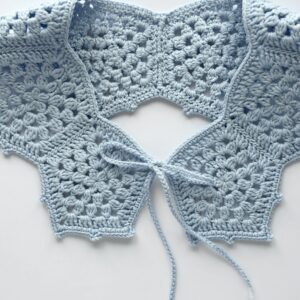 Błękitny kołnierzyk wykonany na szydełku. Ażurowa ozdoba sukienki, swetra czy koszuli. Kołnierzyk odmieni każdą prostą stylizację.