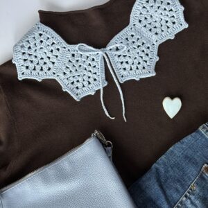 Niebieski kołnierzyk Błękitny kołnierzyk wykonany ręcznie na szydełku. Ażurowy, dekoracyjny, wiązany na kokardkę.