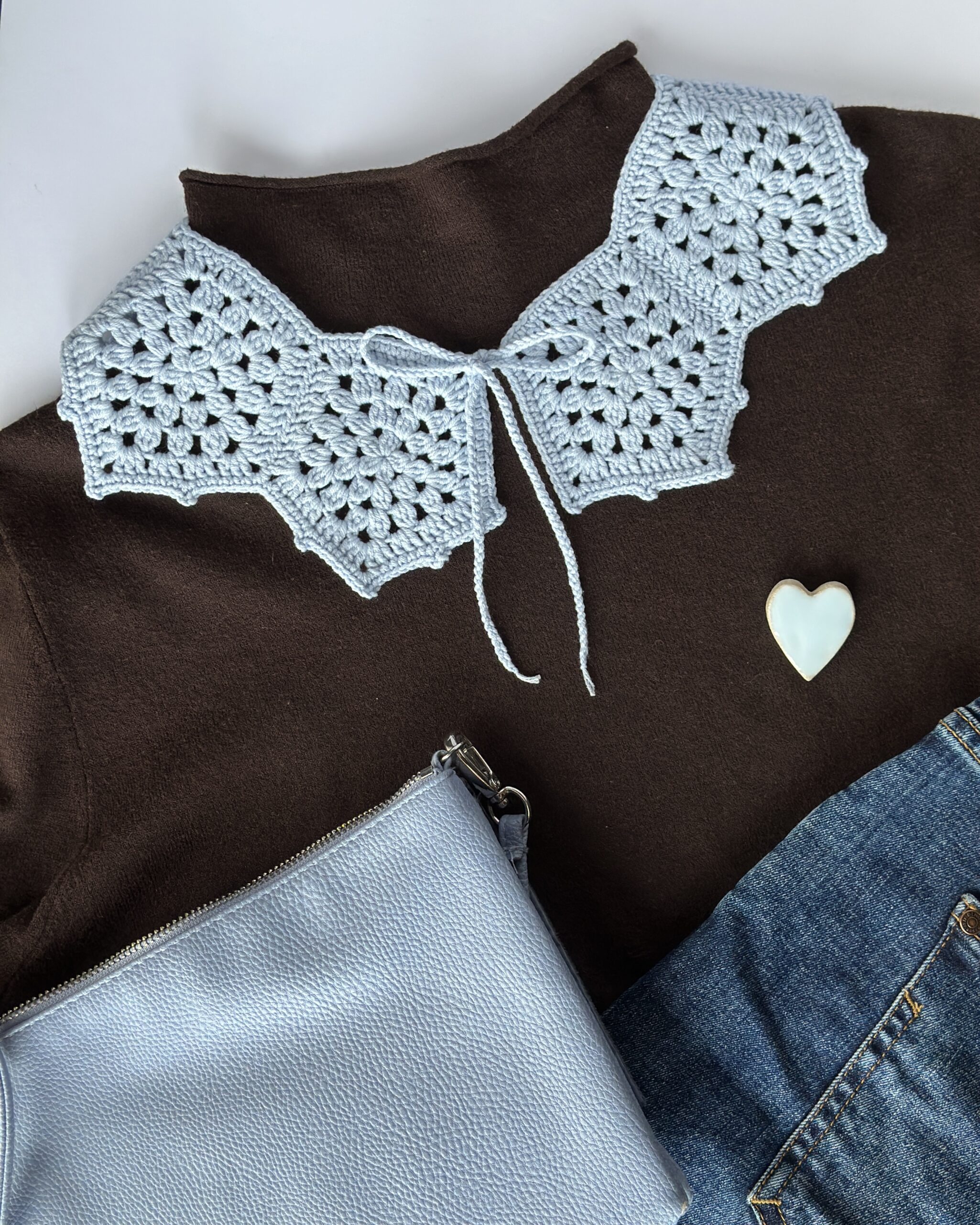 Błękitny kołnierzyk wykonany ręcznie na szydełku. Ażurowy, dekoracyjny, wiązany na kokardkę.