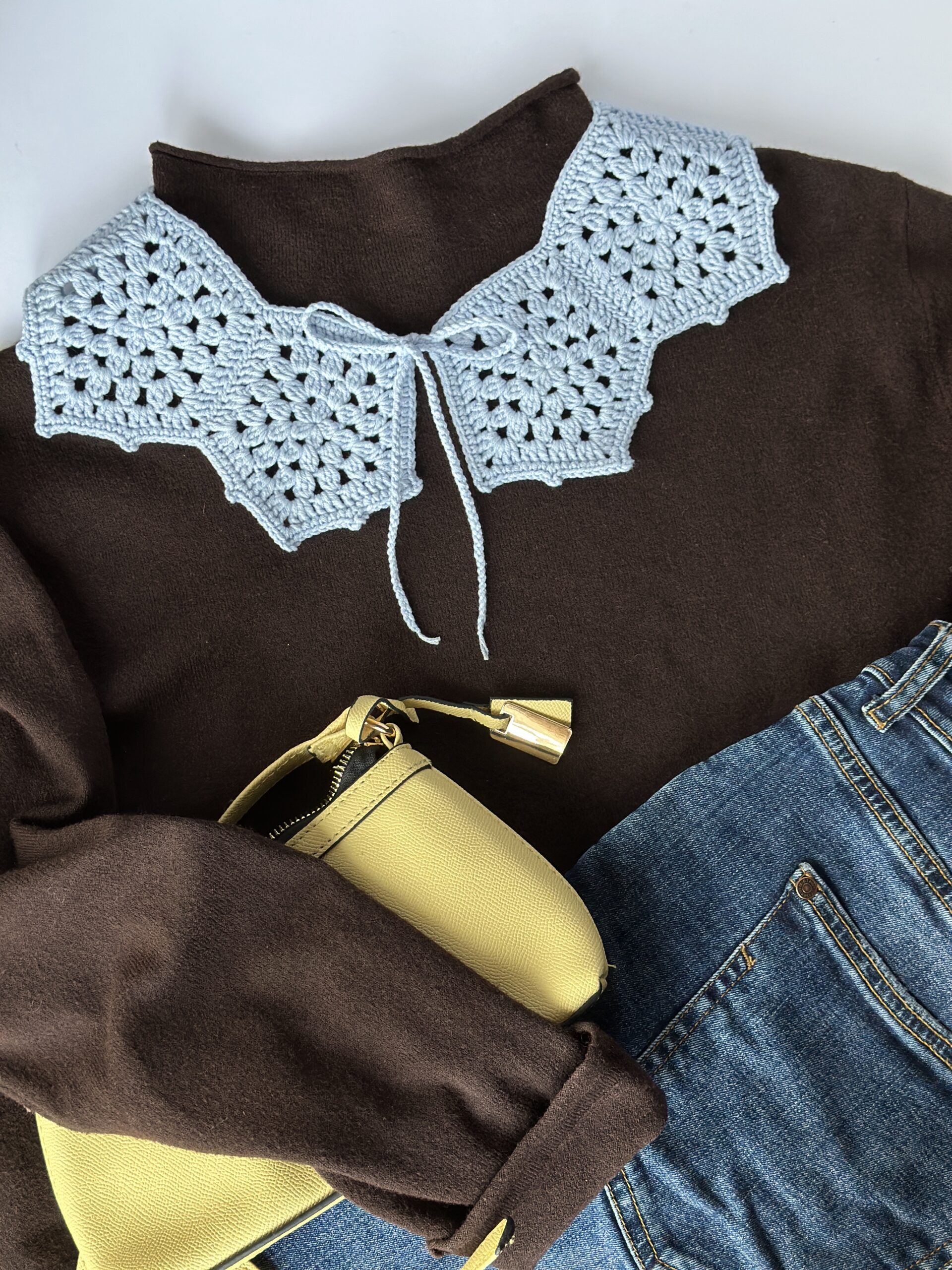 Błękitny kołnierzyk wykonany ręcznie na szydełku. Ażurowy, dekoracyjny, wiązany na kokardkę.