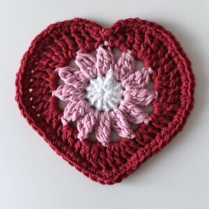 szydełkowa podkładka pod kubek w kształcie serca