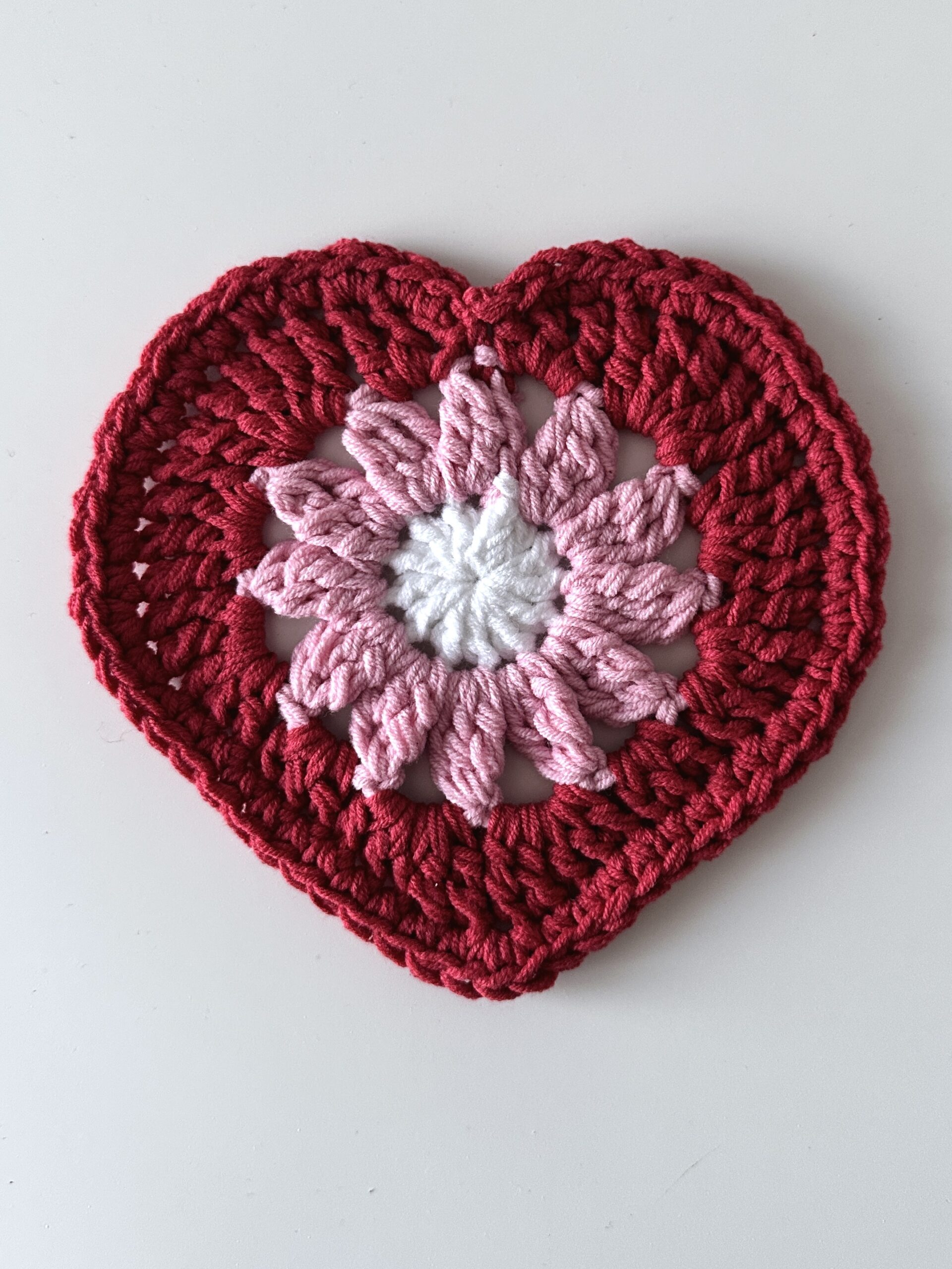 szydełkowa podkładka pod kubek w kształcie serca
