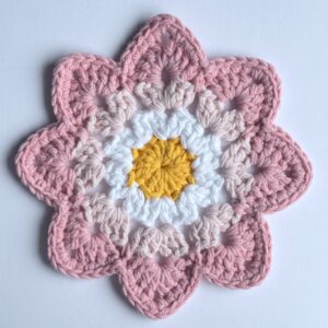 Szydełkowa podkładka pod kubek w kwiatowym wzorze w odcieniach różu