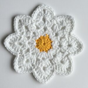 Dziergana podkładek pod kubek w motywie stokrotki. kształt kwiatowy.