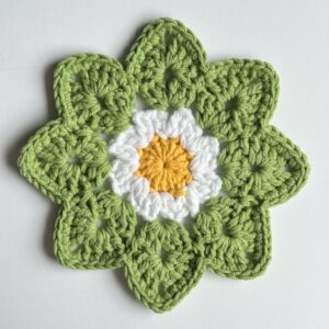 ręcznie robiona podkładka pod kubek na wiosenny wielkanocny stół.