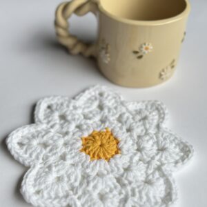 Podkładka szydełkowa pod kubek w stylu stokrotki