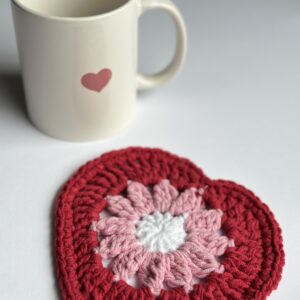 szydełkowa podkładka pod kubek w kształcie serca