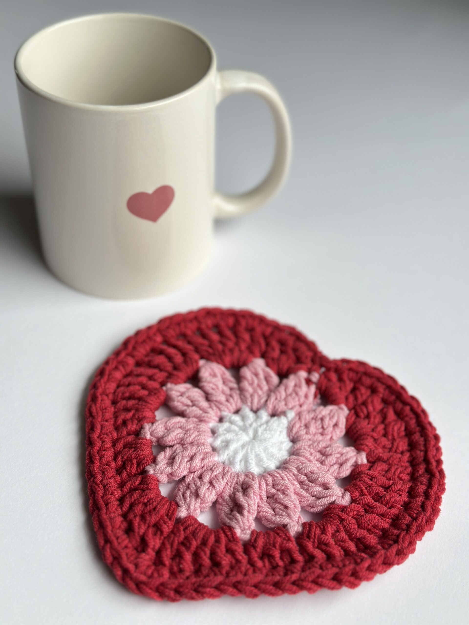 szydełkowa podkładka pod kubek w kształcie serca