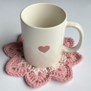szydełkowa podkładka pod kubek w kwiatowym wzorze i odcieniach różu