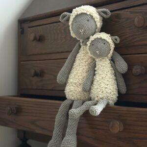 szydełkowa owieczka wykonana w wełny merynosa, przytulanka lub wielkanocna dekoracja,