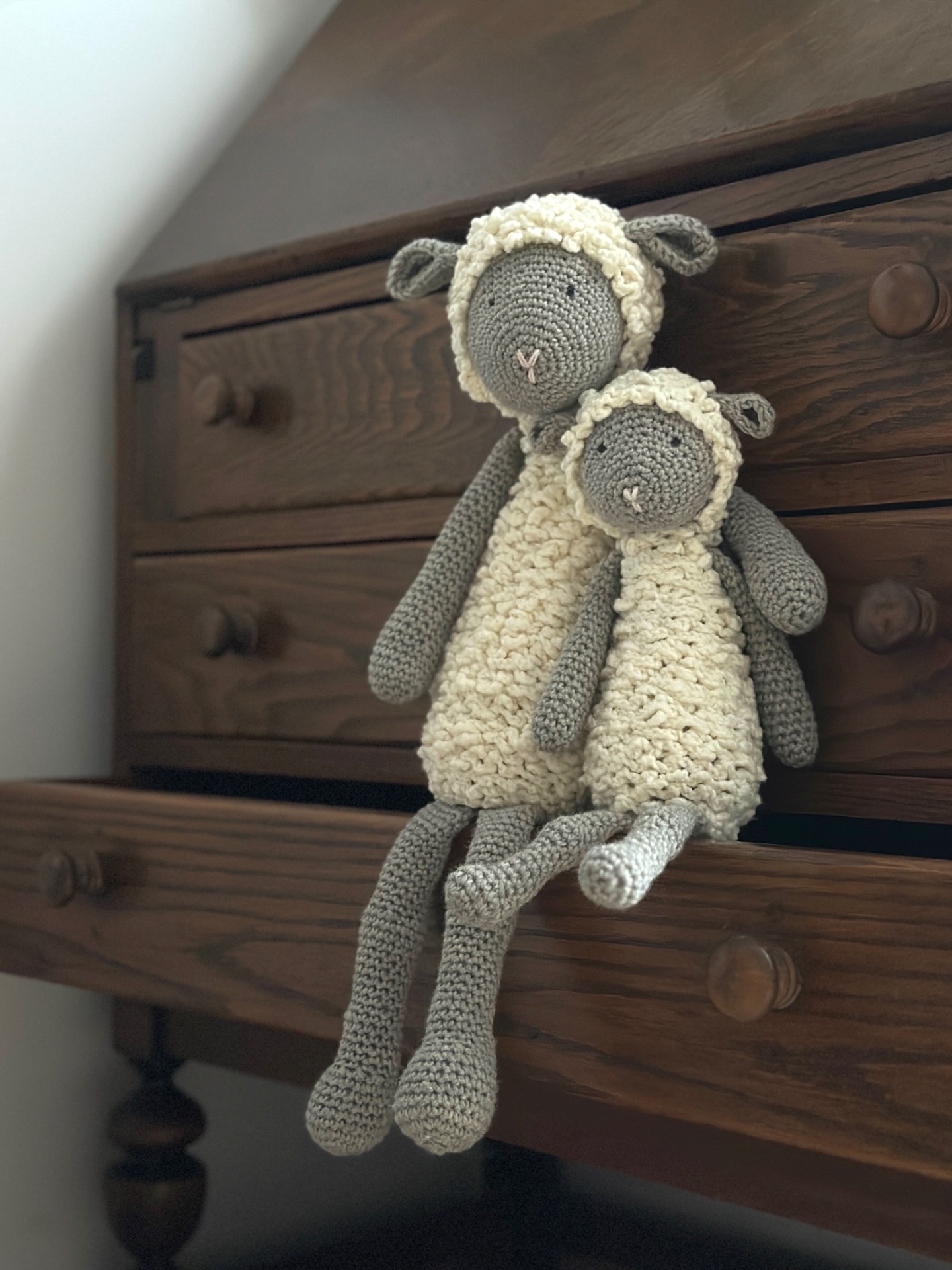 szydełkowa owieczka wykonana w wełny merynosa, przytulanka lub wielkanocna dekoracja,