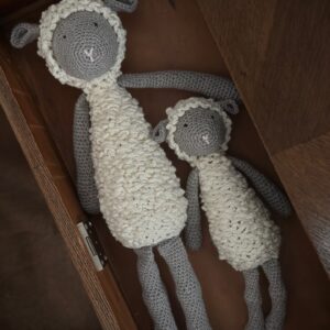 owieczki wykonane na szydełku z wełny merynosa, duża i mała. mogą służyć jako dekoracja lub przytulanka dla dziecka