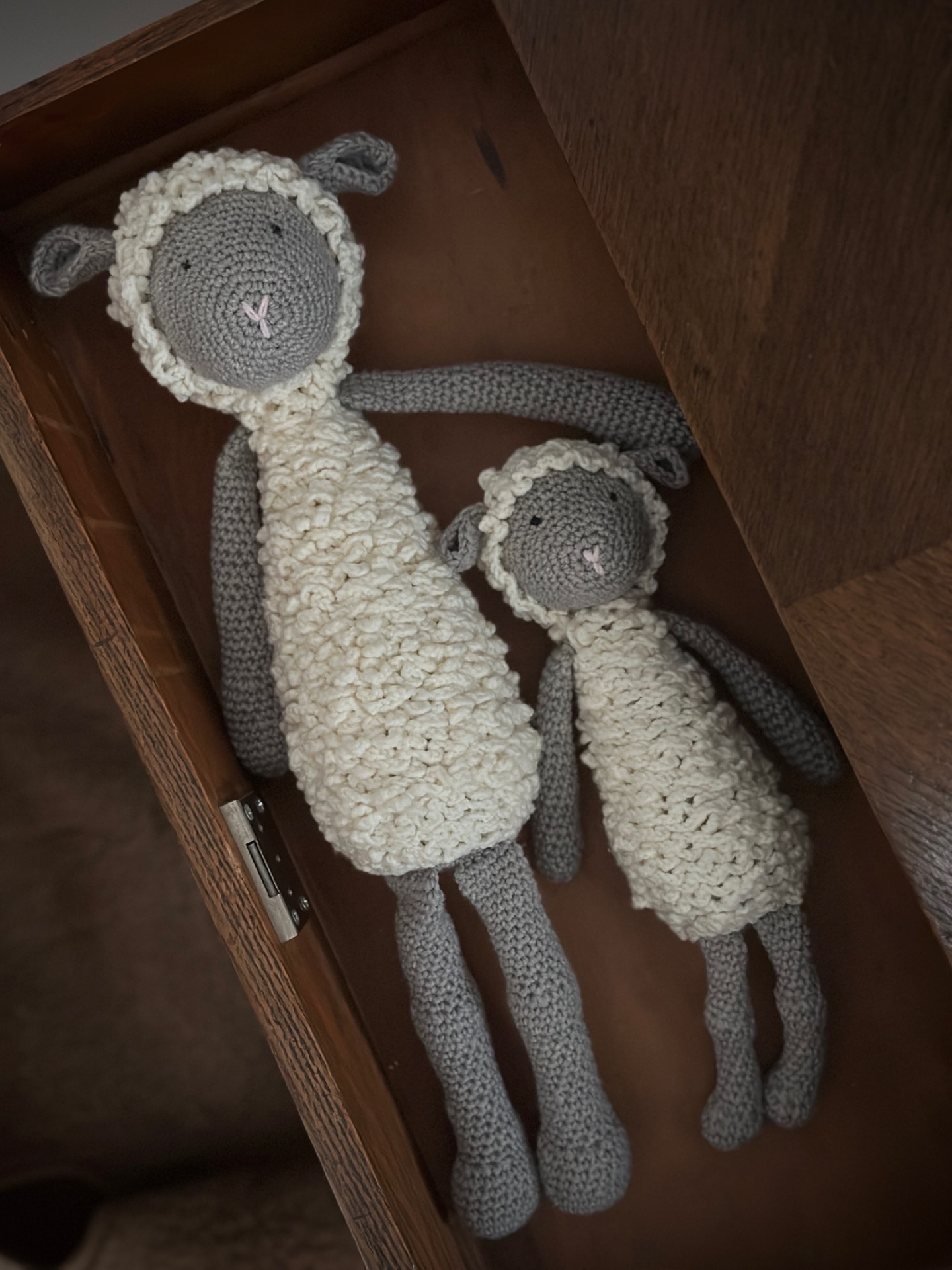 owieczki wykonane na szydełku z wełny merynosa, duża i mała. mogą służyć jako dekoracja lub przytulanka dla dziecka