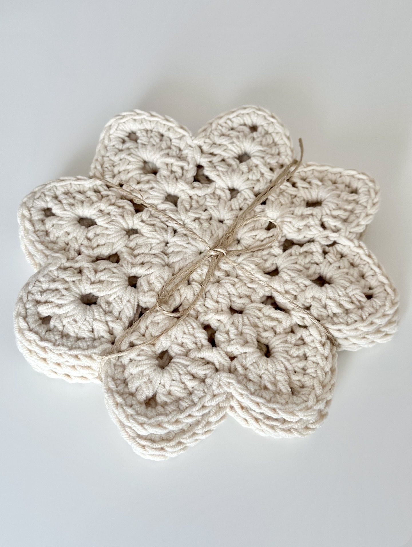 komplet 4 sztuk podkładek pod kubek, wykonane na szydełku, kolor jasny beż