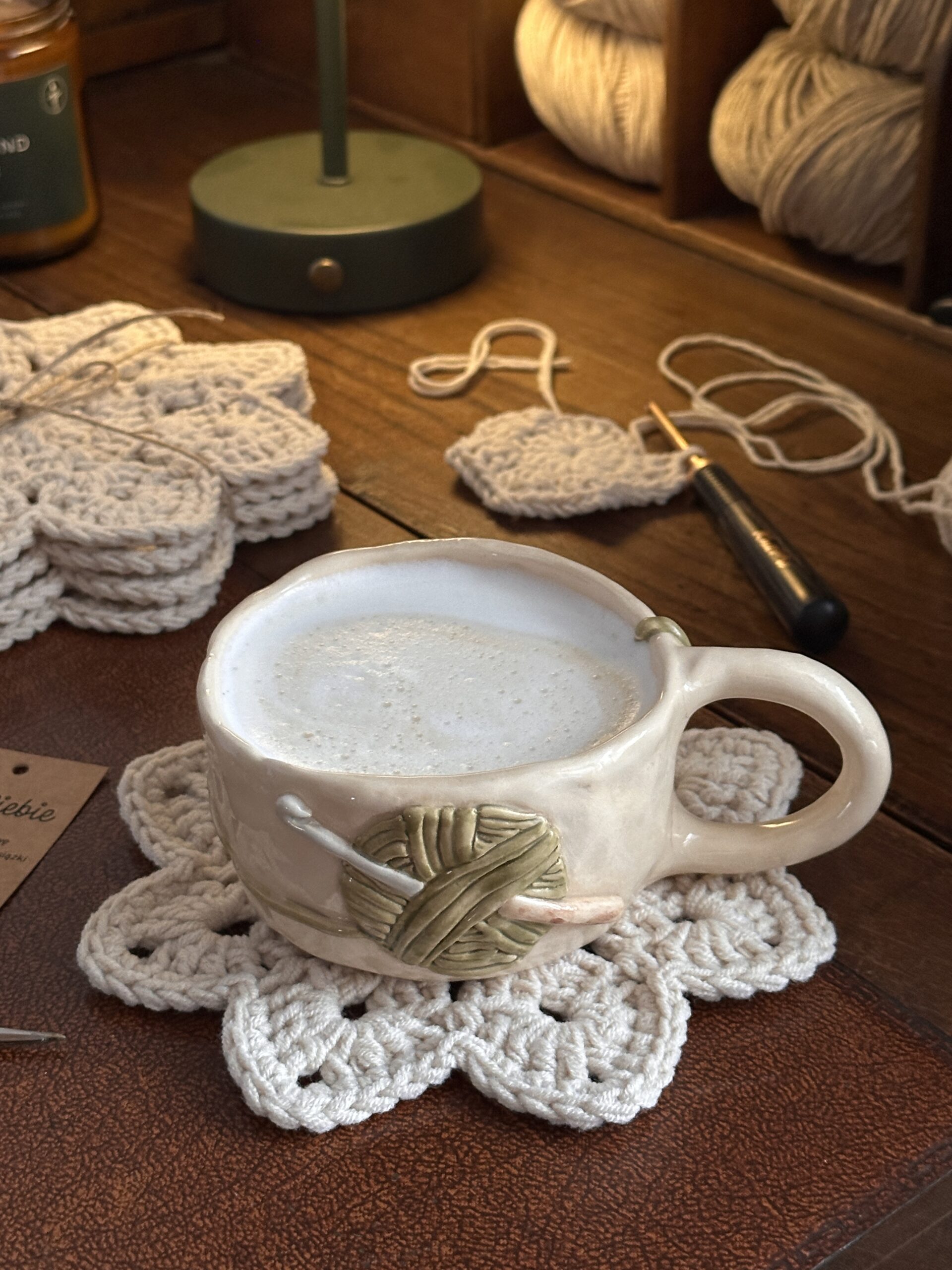 beżowa podkładka pod kubek dziergana na szydełku