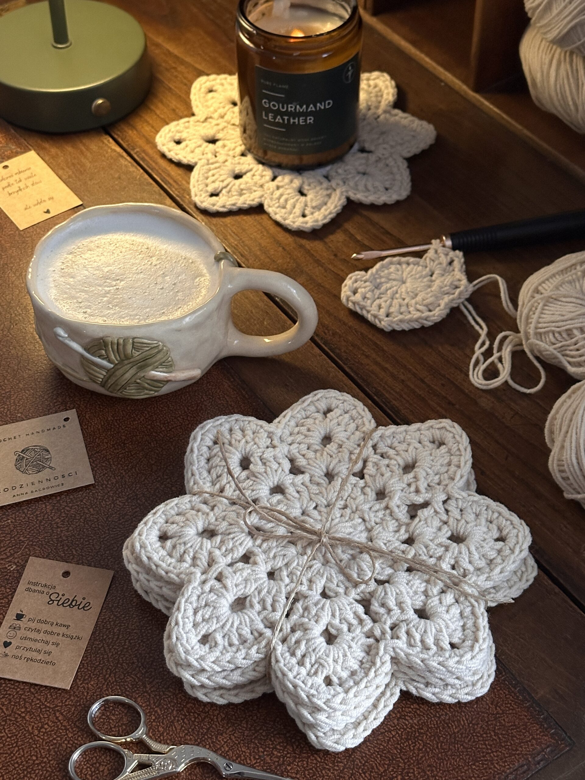 podkładki pod kubki wykonane ręcznie, kolor jasny beż,