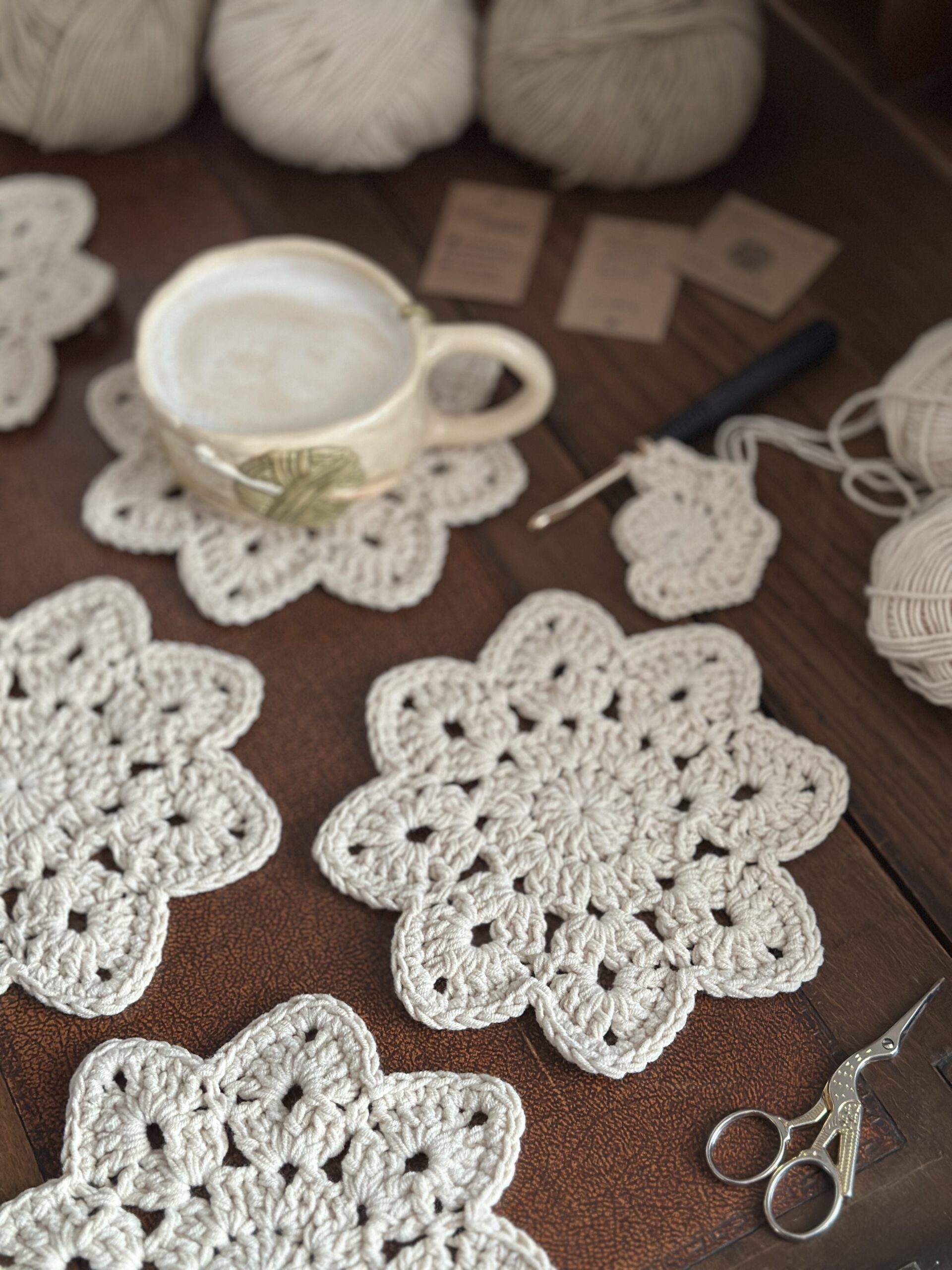Podkładki pod kubki w kolorze ecru, wykonane na szydełku,