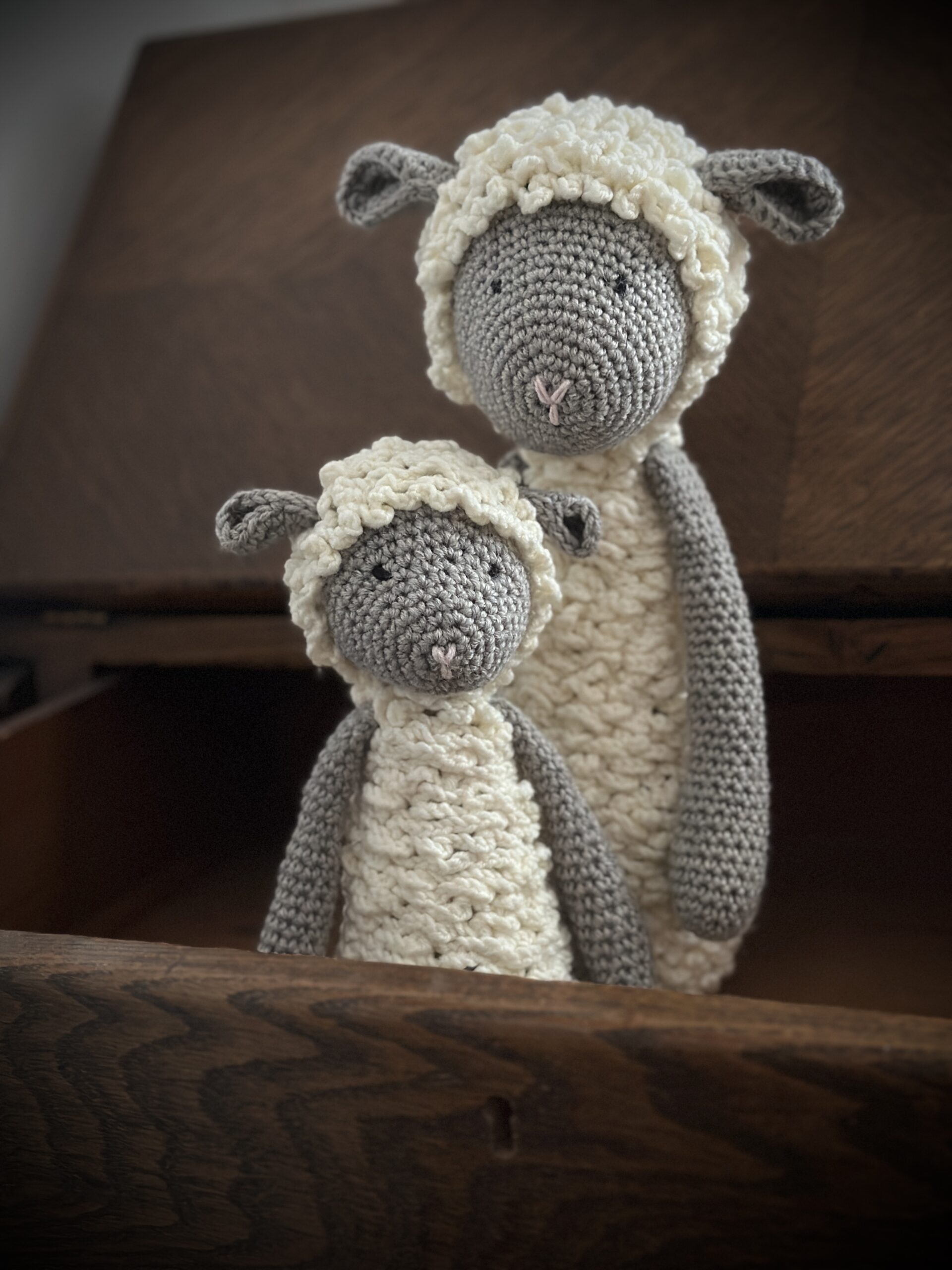 dziergane owieczki z wełny merynosa, mogą służyć jako dekoracja lub przytulanka dla dziecka,