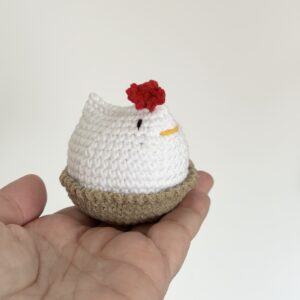 kurka w gniazdku dekoracja