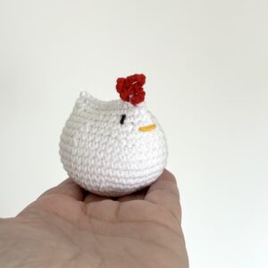 mała szydełkowa kurka zawieszka
