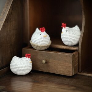 małe szydełkowe kury dekoracyjne