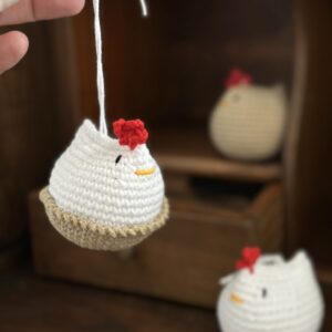 Szydełkowa kurka wielkanocna szydełkowa kurka wielkanocna w gniazdku z zawieszką. dekoracja wiosenna, wielkanocna