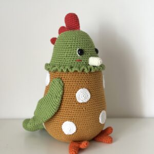 Duża szydełkowa kolorowa kura, idealna ozdoba wiosenna czy wielkanocna