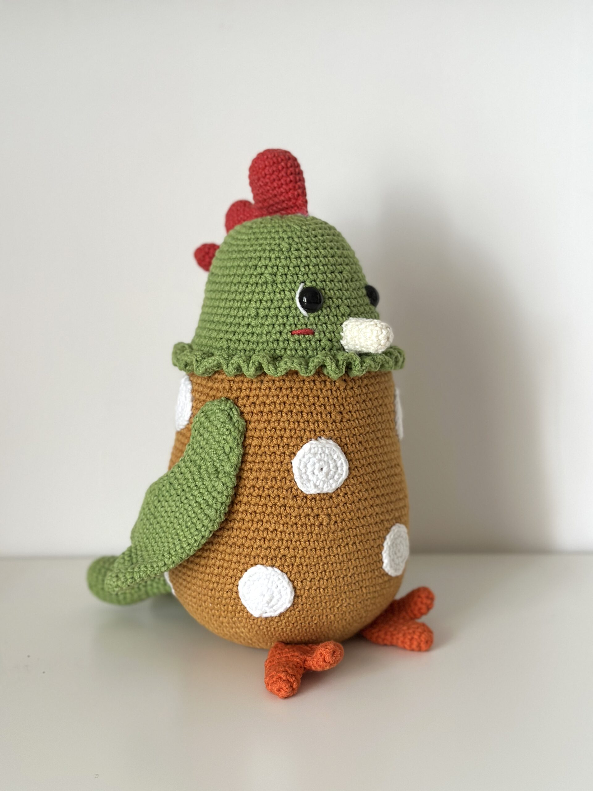 Duża szydełkowa kolorowa kura, idealna ozdoba wiosenna czy wielkanocna