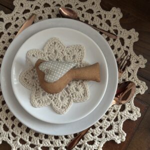 Podkładka na stół wykonana na szydełku, w kolorze ecru. podkładka pod duży talerz lub pod stroik dekoracje.