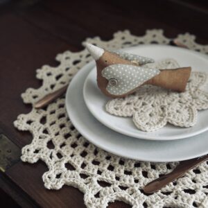 dziergana duża okrągła podkładka na stół, idealna pod talerz obiadowy, wykonana na szydełku z włóczki w kolorze ecru,