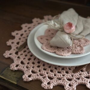 szydełkowa podkładka pod talerz w kolorze zgaszonego różu