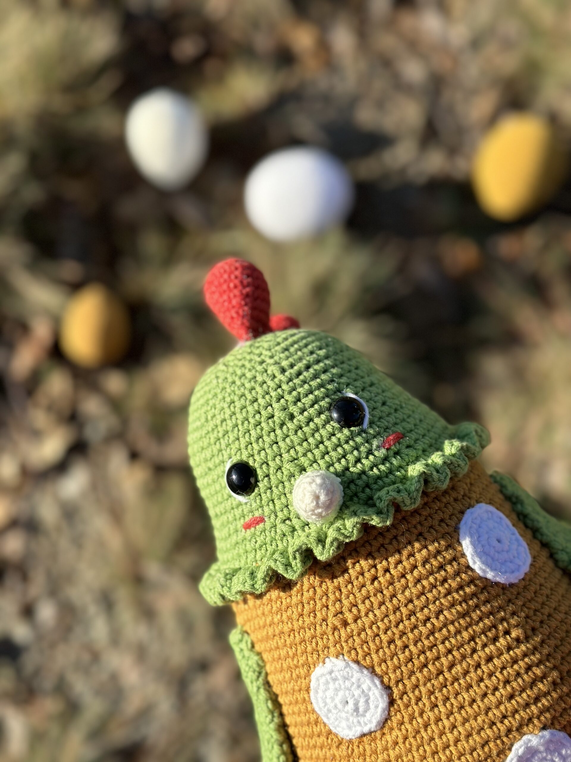 dekoracyjna kolorowa kura wykonana na szydełku