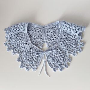 błękitny kołnierzyk wykonany na szydełku