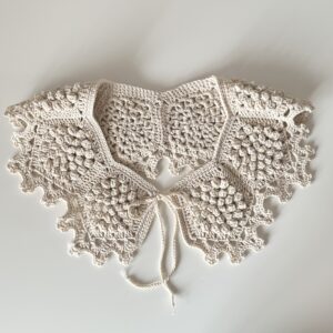 kołnierzyk w stylu vintage do wiosennych i letnich stylizacji w kolorze jasno beżowym, wykonany na szydełku