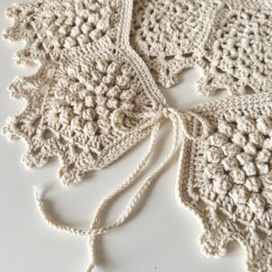 kołnierzyk ozdobny w beżowym kolorze