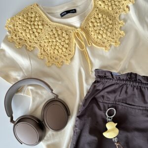 kołnierzyk ozdobny wykonany na szydełku w modnym masełkowym kolorze