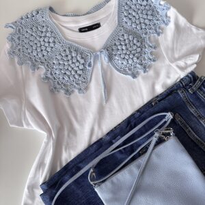 dziergany kołnierzyk ozdobny w jasno niebieskim kolorze